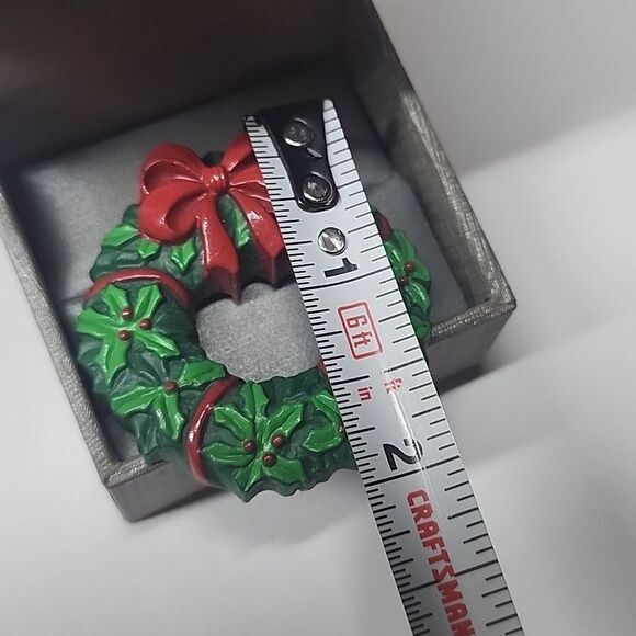 Russ Christmas Plastic Resin Holly Wreath With Ribbon Red Bow Brooch - Picture 4 of 4